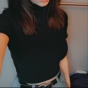 UO Lettuce Edge Mock Neck Crop Top